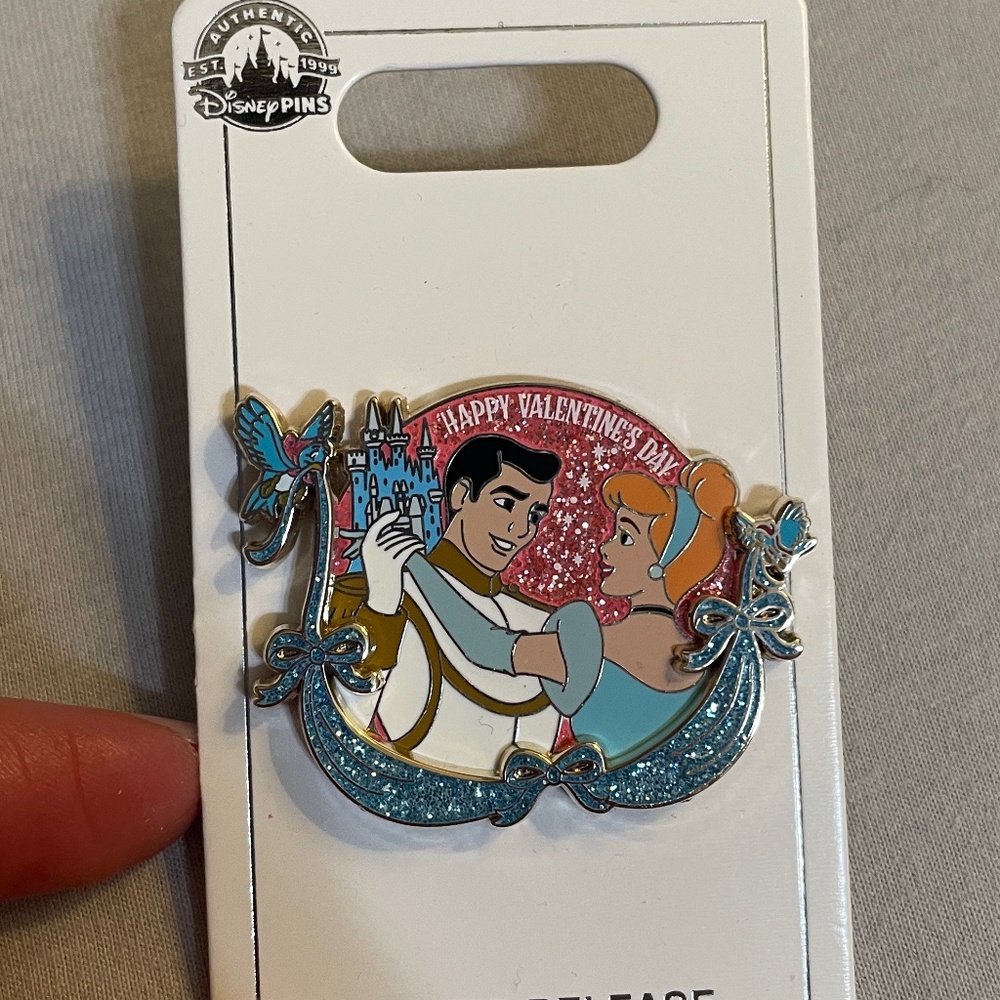 NWT Disney Cinderella & Prince Charming "Happy Valentines Day" Pin